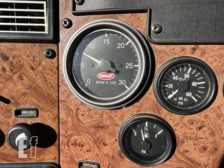 2005-peterbilt-335-image-32