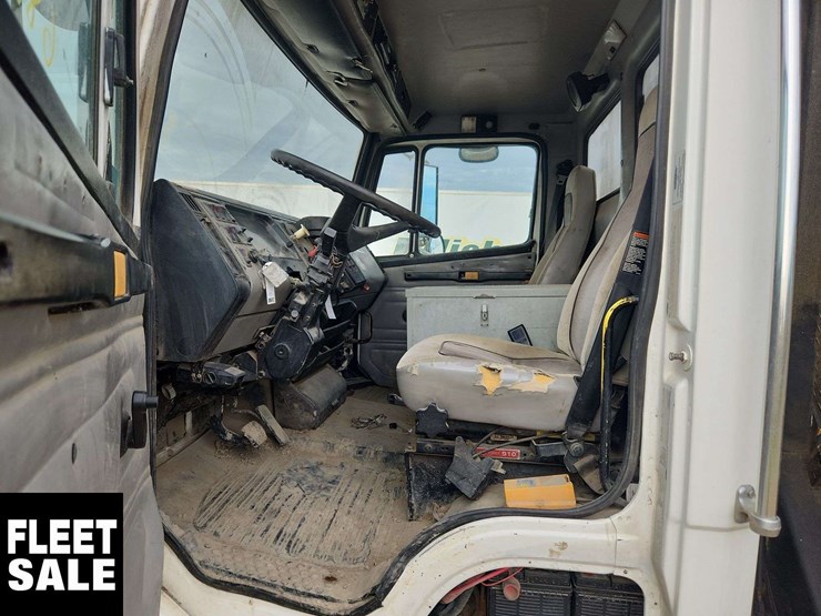 2001-freightliner-fl80-image-17