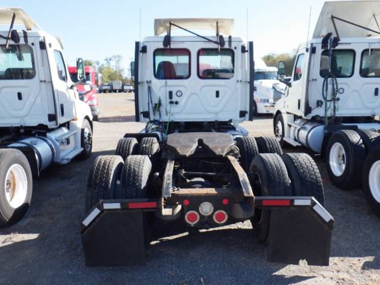 2018-freightliner-cascadia-126-image-6