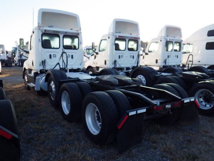 2022-freightliner-cascadia-126-image-10