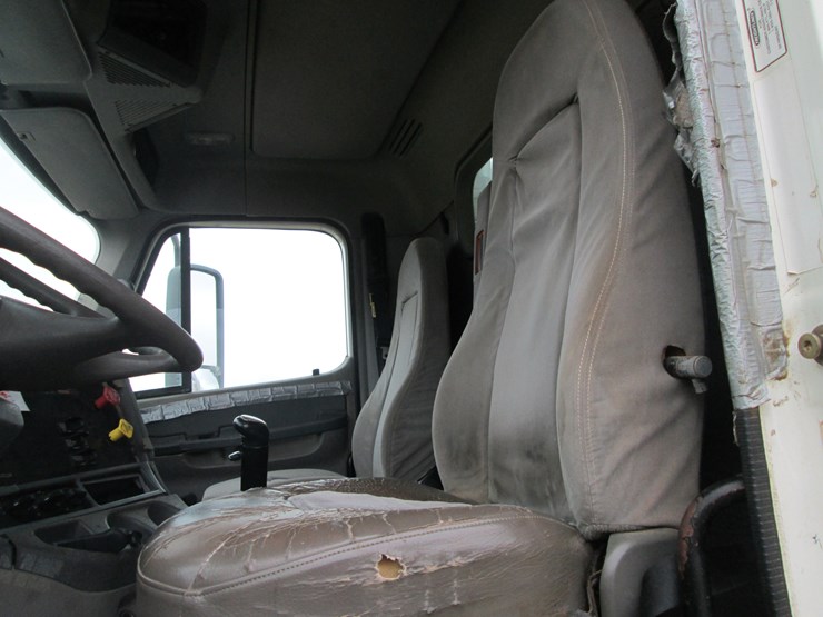 2006-freightliner-columbia-120-image-32