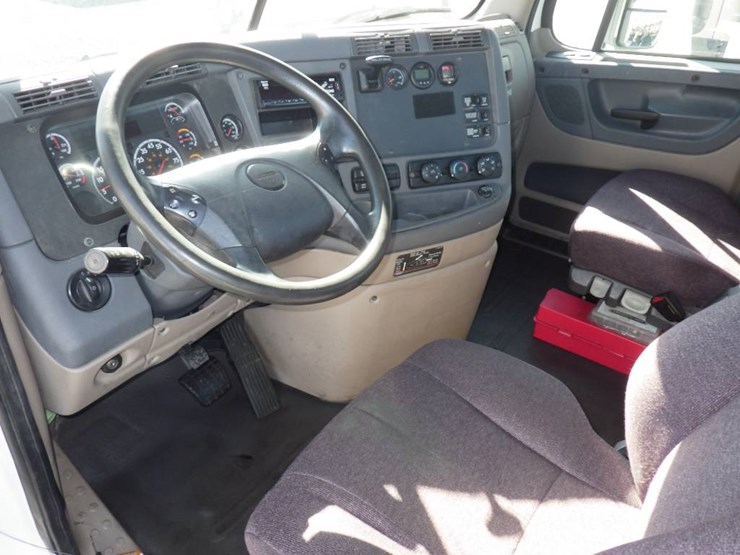 2018-freightliner-cascadia-125-image-8