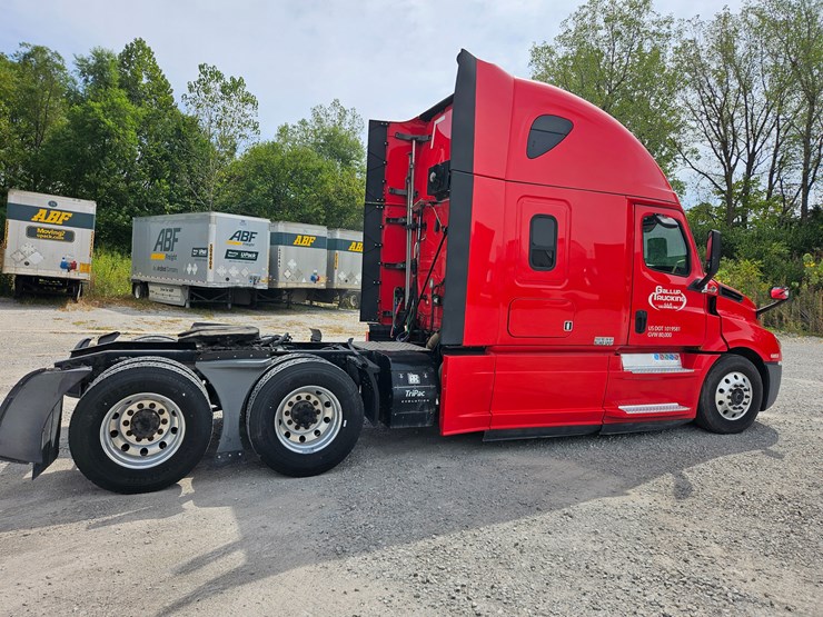 2019-freightliner-cascadia-126-image-20