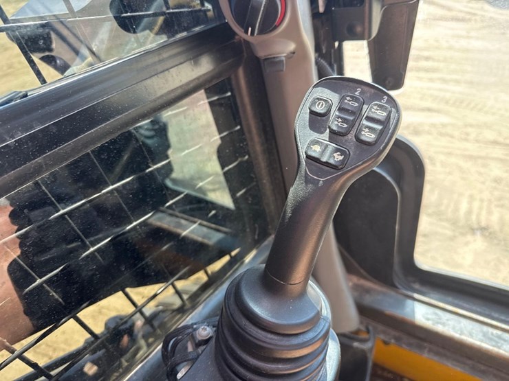 new-holland-c345-image-28