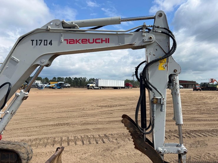 2017-takeuchi-tb240-image-22