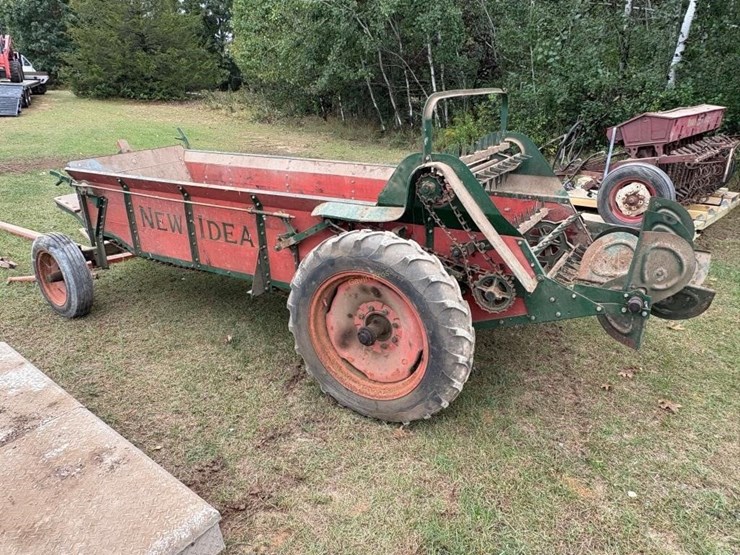 new-idea-ground-driven-manure-spreader-image-6