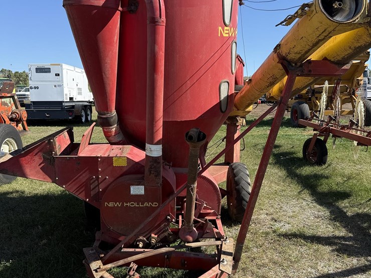 new-holland-352-image-2