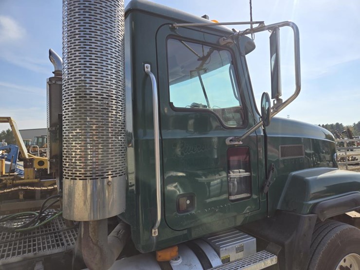 2005-mack-cl733-image-11