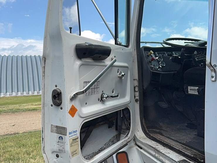 1995-ford-l9000-image-30