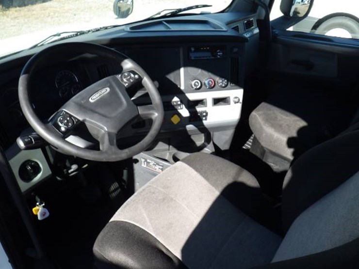2018-freightliner-cascadia-126-image-10