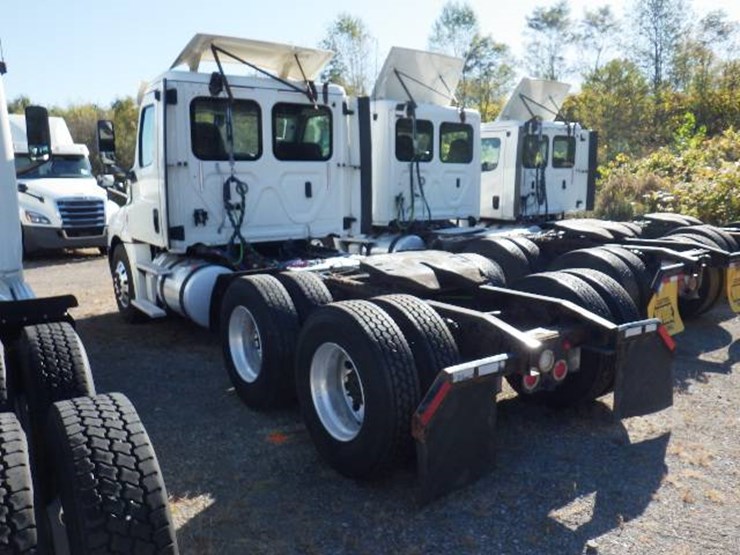 2018-freightliner-cascadia-126-image-10