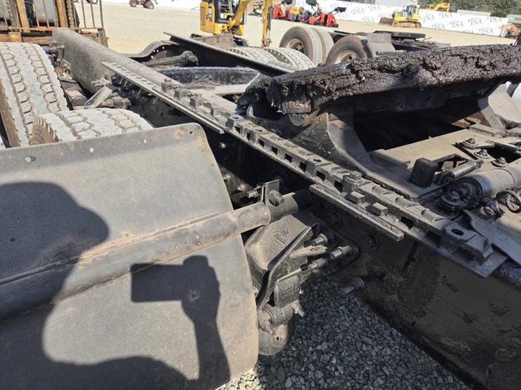 2005-mack-cl733-image-31