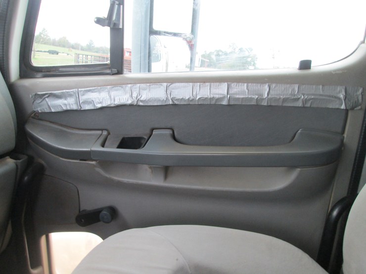 2006-freightliner-columbia-120-image-37