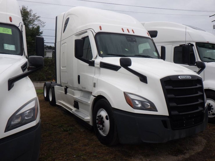 2021-freightliner-cascadia-126-image-2