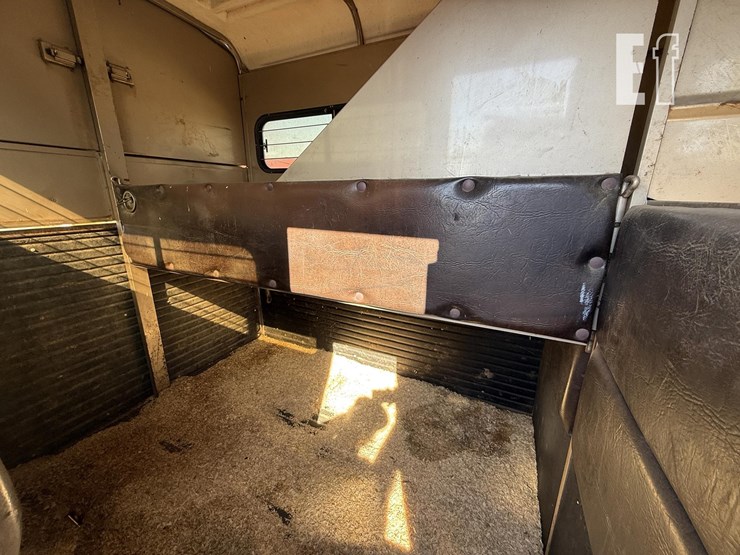 logan-2-horse-trailer-image-18