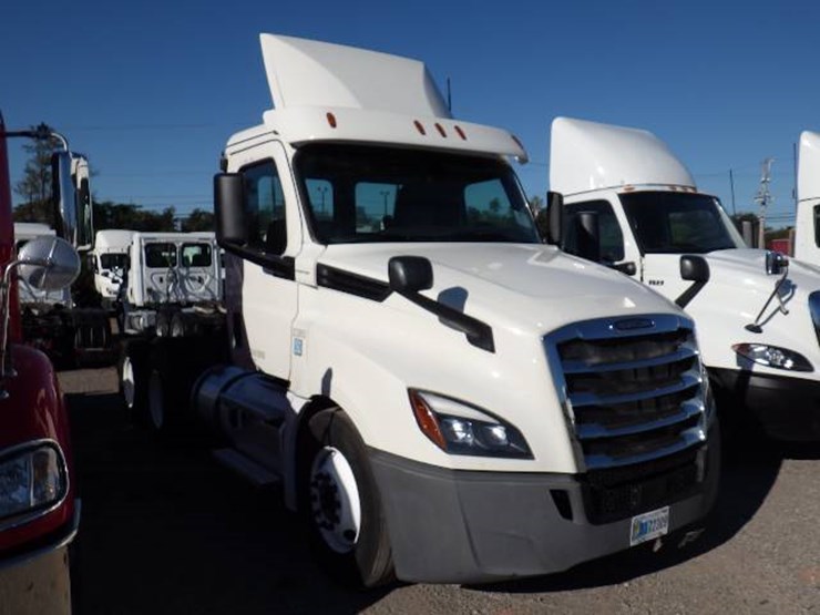freightliner-cascadia-126-image-2