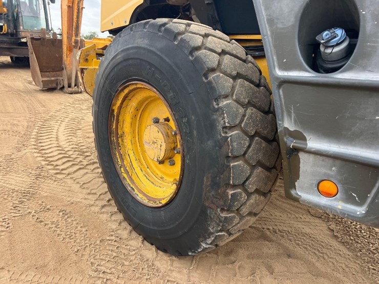 2018-deere-344l-image-19