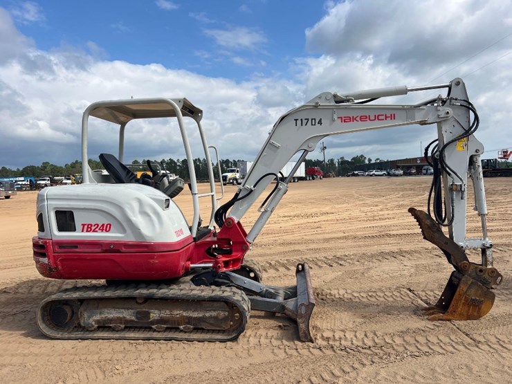 2017-takeuchi-tb240-image-5
