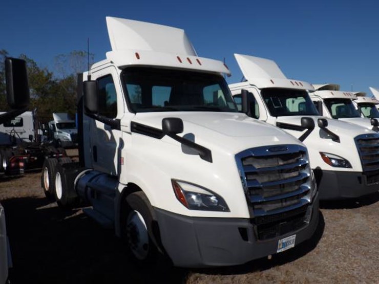 2018-freightliner-cascadia-126-image-2