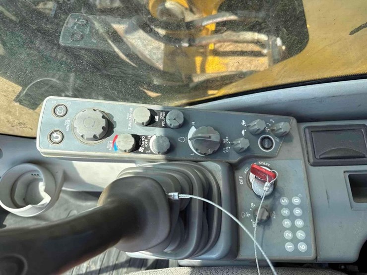 2017-deere-350g-lc-image-32