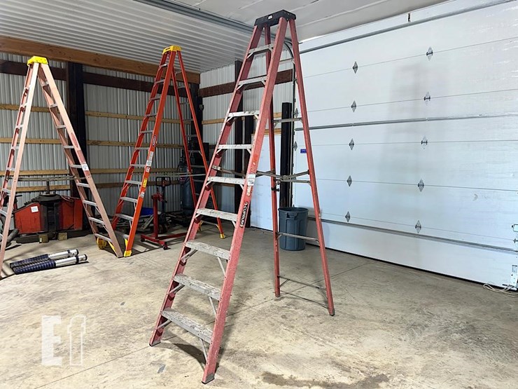 unknown-10'-fiberglass-ladder-image-1