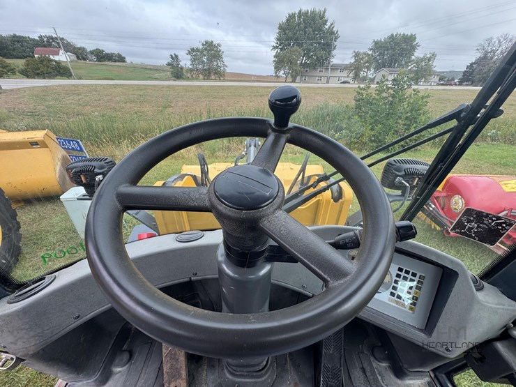 2010-deere-244j-image-34