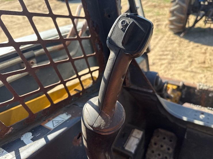 2012-john-deere-329d-image-30