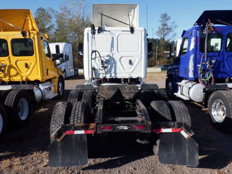 2019-freightliner-cascadia-126-image-5