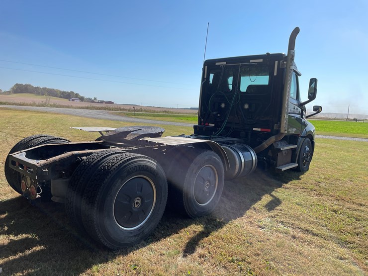 #1666-•-2019-freightliner-cascadia-semi-tractor-(title-in-delay)-image-5