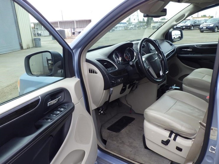 2013-chrysler-town-&-country-image-5
