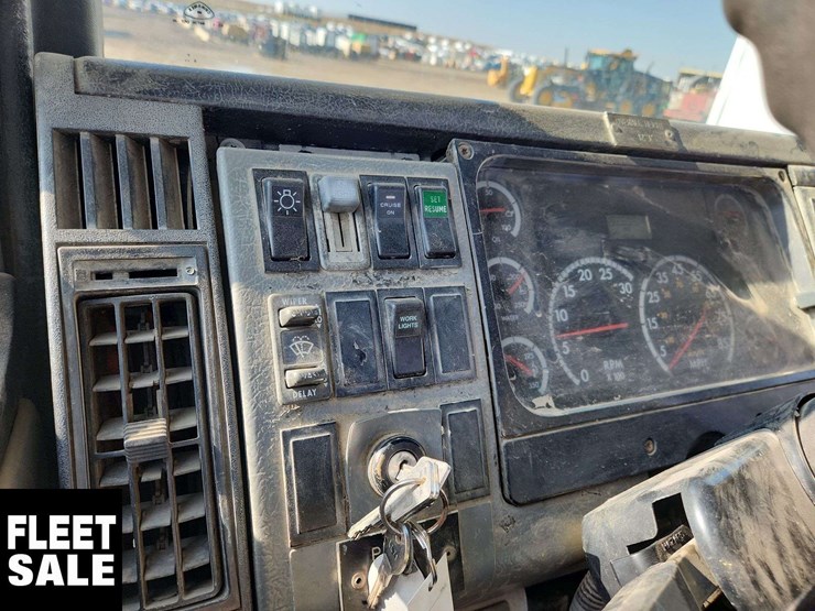 2001-freightliner-fl80-image-11