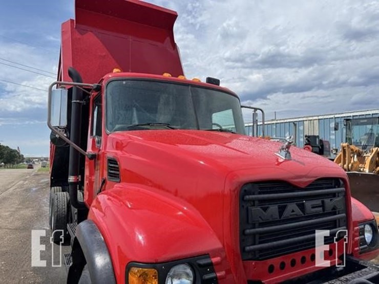 mack-granite-cv713-image-15