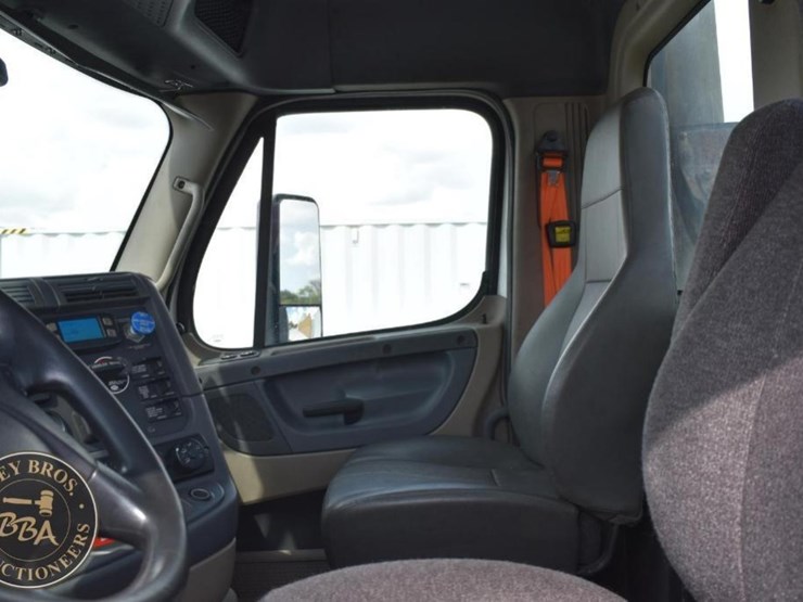 2015-freightliner-cascadia-125-image-13