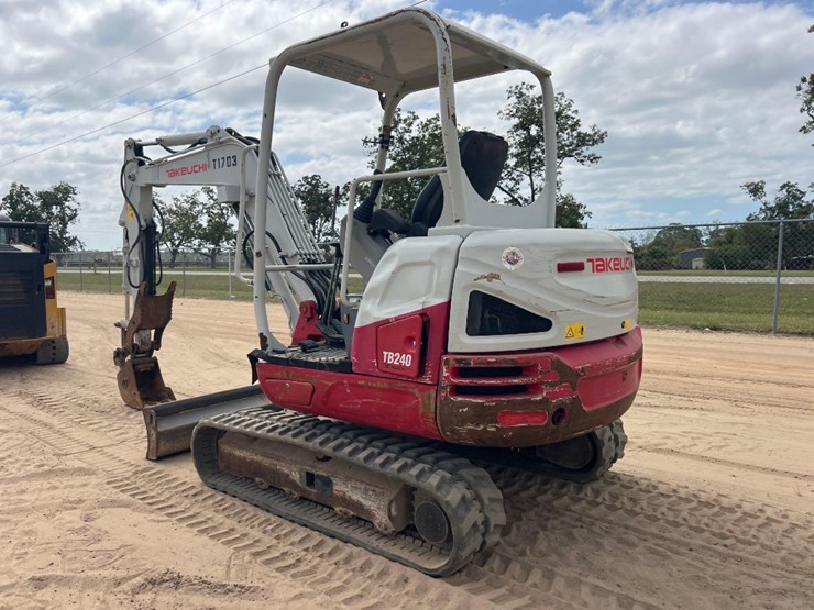 2018-takeuchi-tb240-image-2
