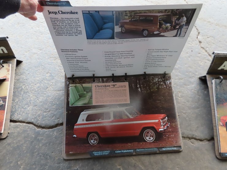 amc-jeep-dealership-display-books-1976-image-12