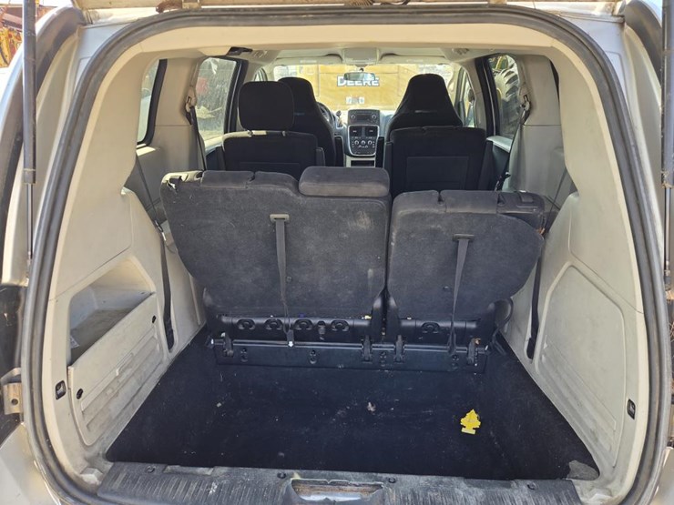 2011-dodge-grand-caravan-image-23