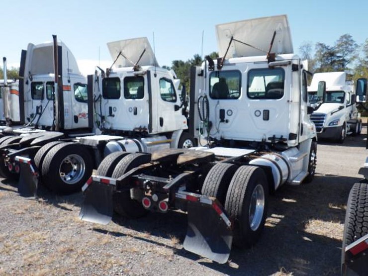 2017-freightliner-cascadia-113-image-4