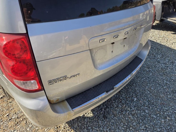 2011-dodge-grand-caravan-image-21