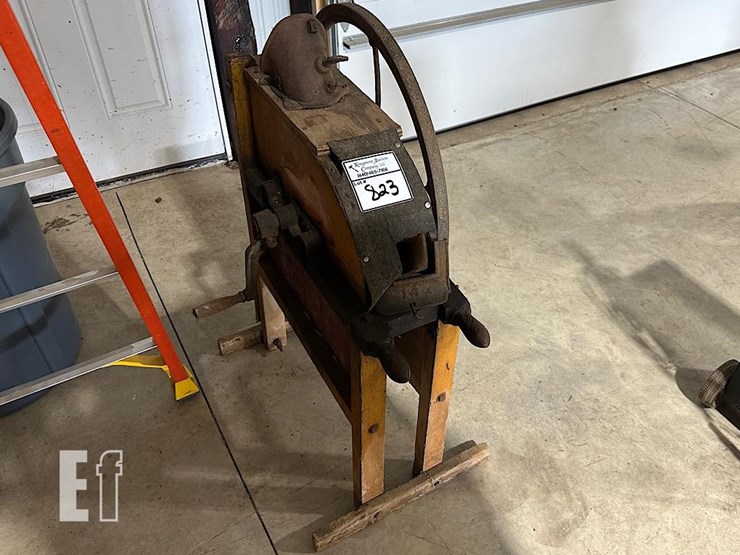 unknown-vintage-corn-sheller-image-2