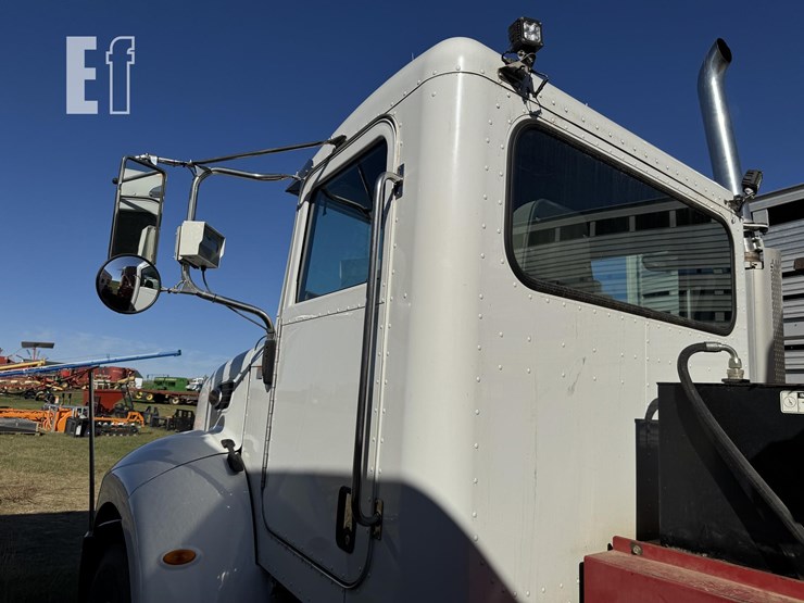 2005-peterbilt-335-image-21