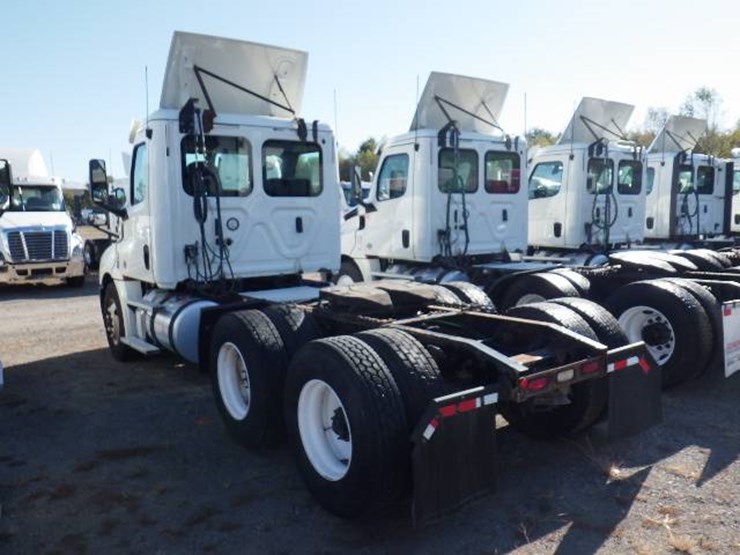 2018-freightliner-cascadia-126-image-8