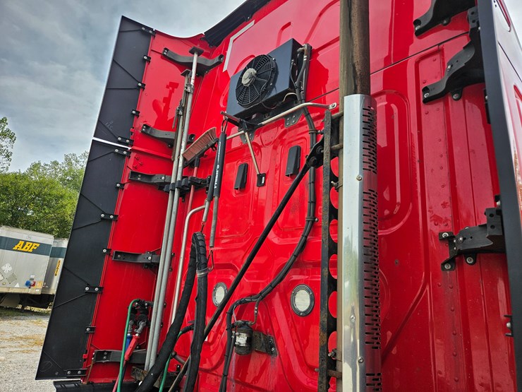 2019-freightliner-cascadia-126-image-99