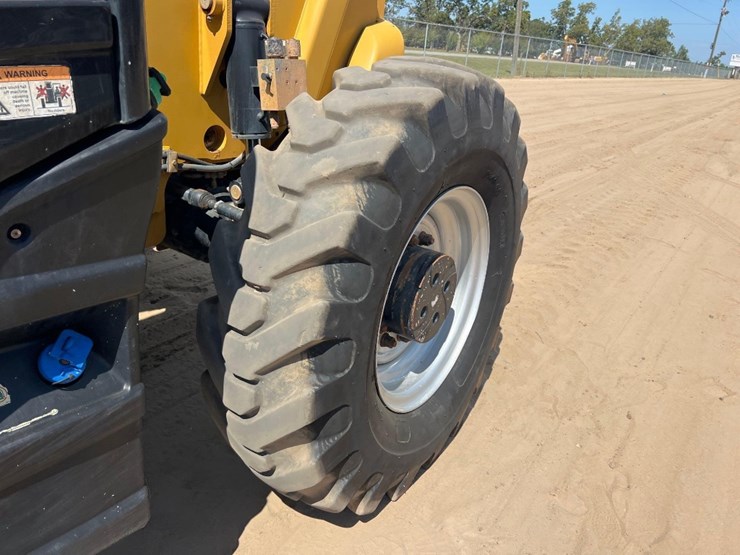 2018-caterpillar-tl1055d-image-19