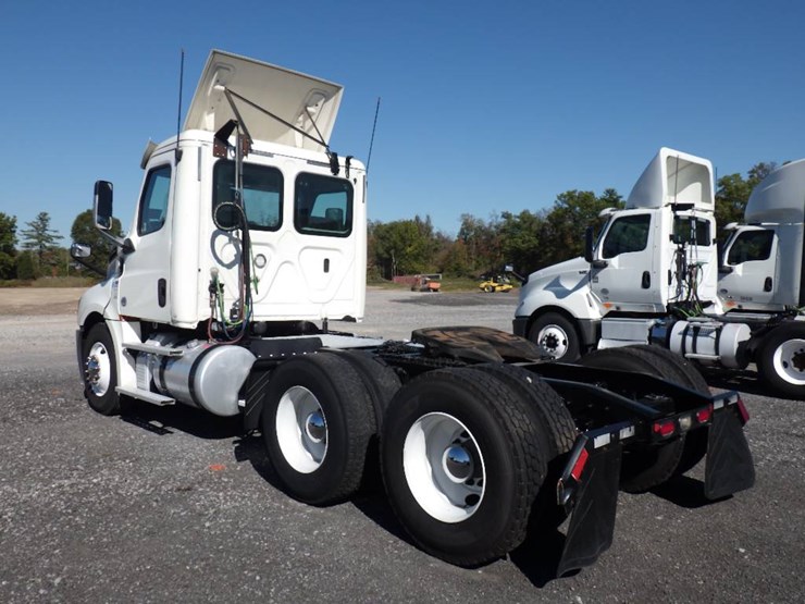 2019-freightliner-cascadia-126-image-8