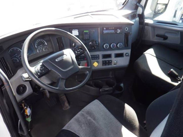 2018-freightliner-cascadia-126-image-11