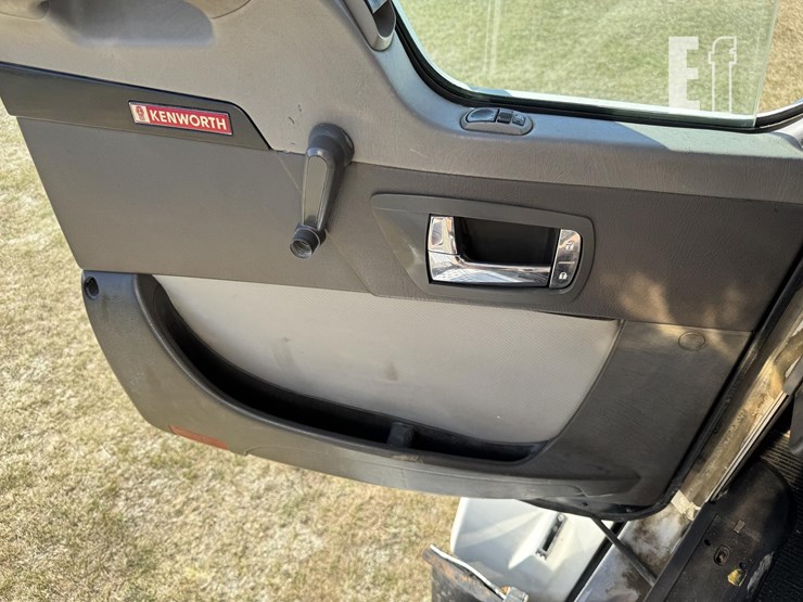 2011-kenworth-t800-image-34