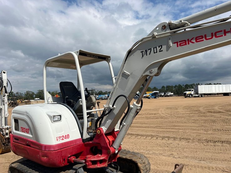 2018-takeuchi-tb240-image-23