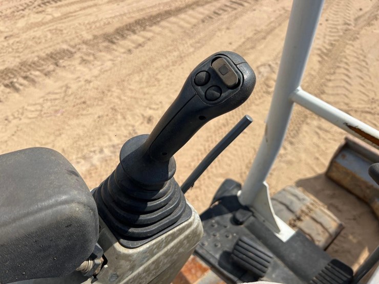 2018-takeuchi-tb240-image-34