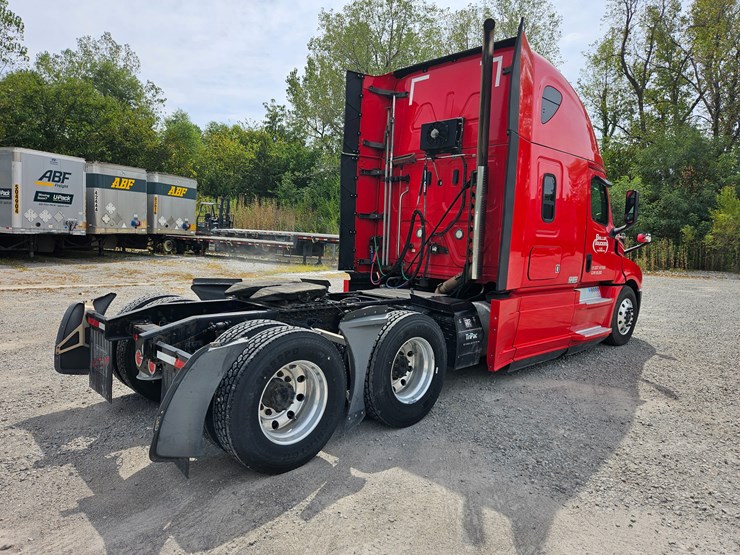 2019-freightliner-cascadia-126-image-18