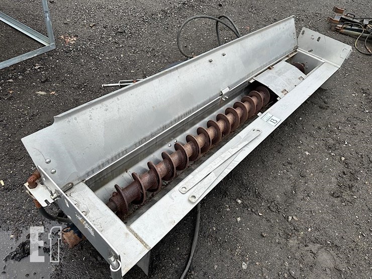 swenson-96"-stainless-tailgate-salt-spreader-13-image-5